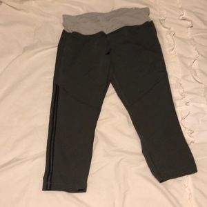 Grey lululemon crop legging